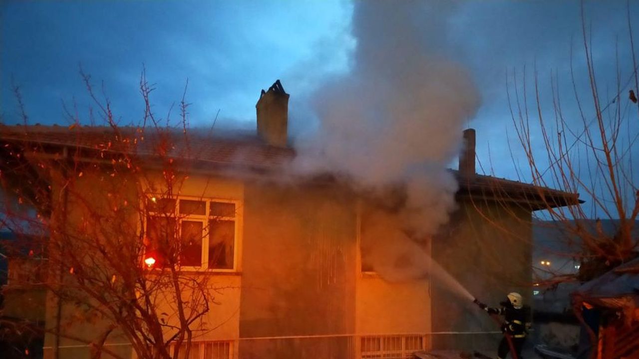 Kırıkkale'de, 2 katlı evde yangın çıktı